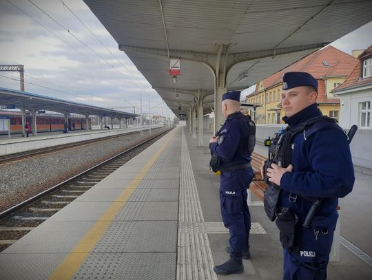 Wspólne patrole Policji i Straży Ochrony Kolei. Funkcjonariusze kontrolują dworce i tereny przyległe. Można ich spotkać również w pociągach