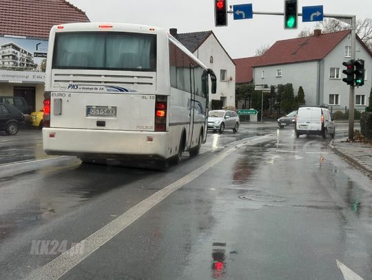 Wybrzuszenie na skrzyżowaniu w Kłodnicy. Naprawa dopiero w przyszłym roku