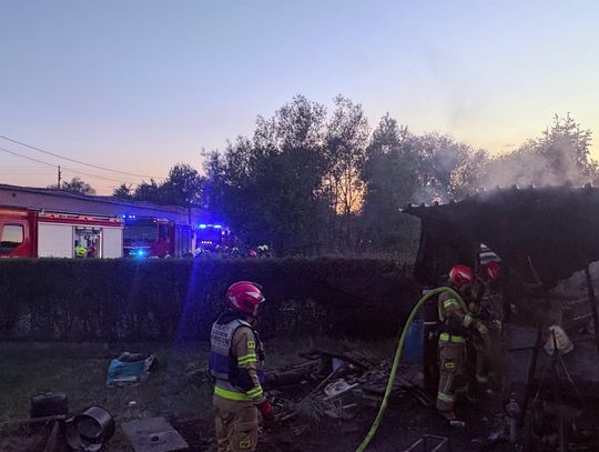 Wybuch hydroforu i pożar altany w Lenartowicach. Poszkodowana została jedna osoba. ZDJĘCIA