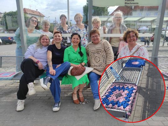 Wydziergały włóczkowe siedziska na przystanek przy dworcu. Jest wygodnie i kolorowo