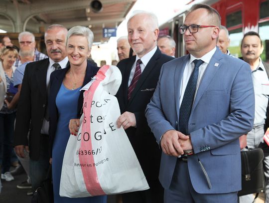 Wyjątkowe znaczki dotarły na stację Kędzierzyn-Koźle. Trafią do obiegu w całej Polsce. WIDEO