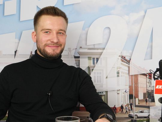 Wyjechał, żeby zacząć nowe życie jako aktor. Łukasz Strzałka, gwiazda serialu "Gliniarze", gościem Studia KK24.pl