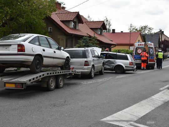 Wymuszenie na drodze krajowej. Volkswagen zderzył się z mercedesem z lawetą