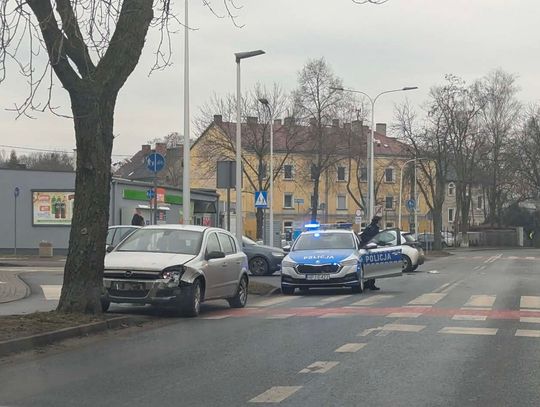 Wymuszenie pierwszeństwa i kolizja na skrzyżowaniu Grunwaldzkiej i Miłej. Na miejscu interweniuje policja