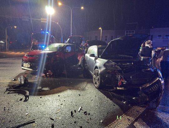 Wymuszenie pierwszeństwa na skrzyżowaniu w Śródmieściu przyczyną nocnej kolizji. Na miejscu służby ratunkowe