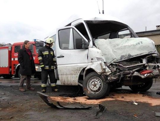 Wypadek busa szkolnego w Rogach. Zderzył się z ciężarówką. Kierowca ranny. ZDJĘCIA