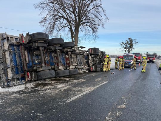 Wypadek ciężarówki na DK40 pomiędzy Pokrzywnicą a Większycami. Pojazd przewrócił się na bok, droga zablokowana