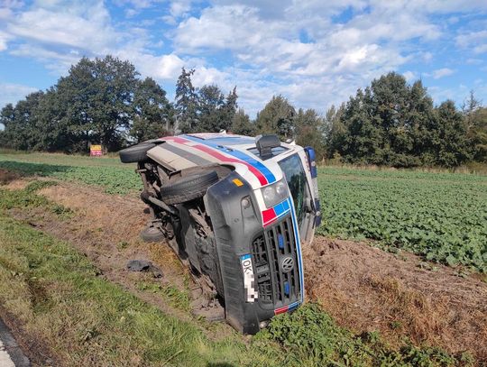 Wypadek kędzierzyńsko-kozielskiej karetki. Ambulans transportujący krew wypadł z drogi