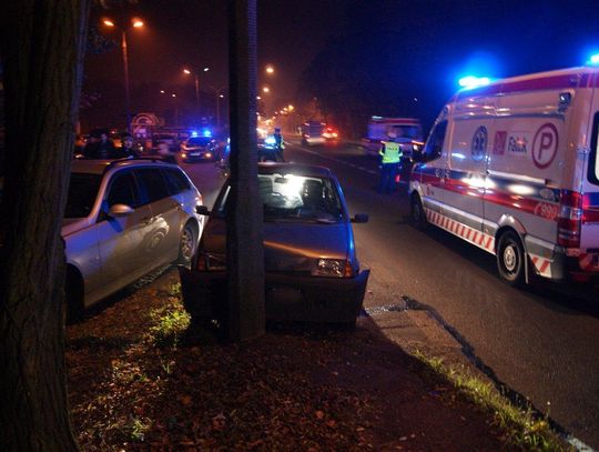 Wypadek na alei Jana Pawła II. Fiat wbił się w betonową latarnię. ZDJĘCIA