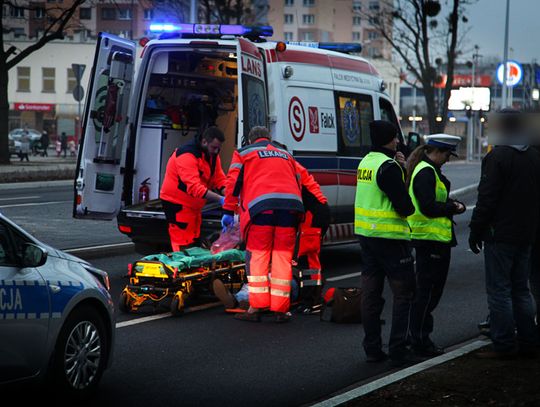 Wypadek na alei Jana Pawła II. Ranny mężczyzna potrącony na pasach zabrany do szpitala