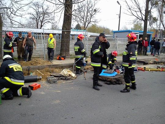 Wypadek na budowie: mężczyźni pracujący w wykopie przygnieceni ziemią i rurami. ZDJĘCIA