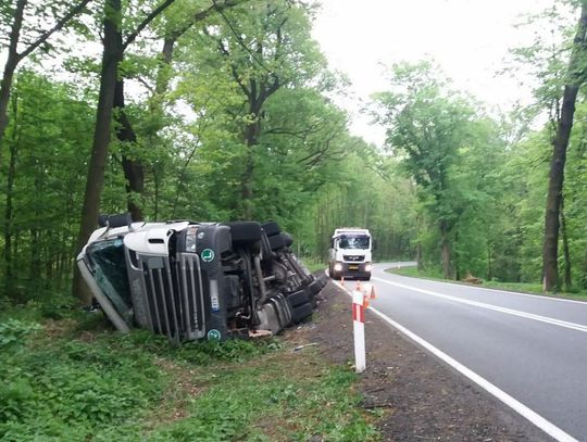 Wypadek na DK 45. Ciężarówka wypadła z drogi, kierowca trafił do szpitala