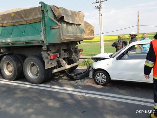 Wypadek na drodze krajowej nr 40. Osobowy fiat uderzył w ciężarówkę. ZDJĘCIA