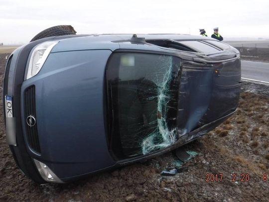 Wypadek na drodze krajowej nr 45. Opel wpadł w poślizg i dachował na polu. ZDJĘCIA