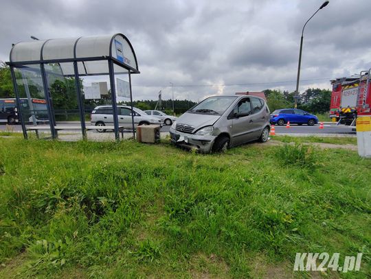 Wypadek na drodze krajowej w Blachowni. Kierowca mercedesa zasłabł i zderzył się z fiatem
