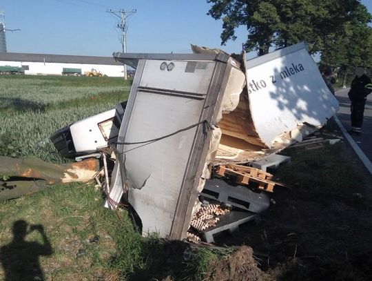 Wypadek na drodze krajowej w Reńskiej Wsi. Ciężarówka zjechała z drogi i ścięła drzewo. ZDJĘCIA