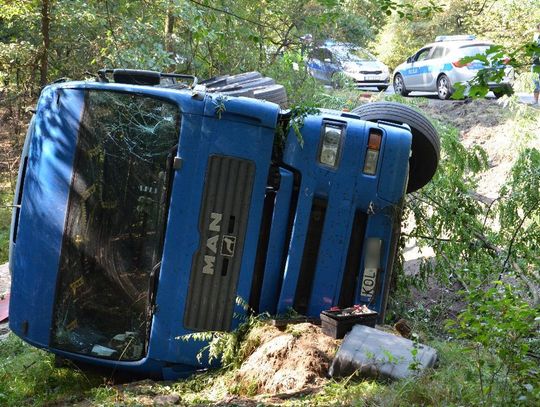 Wypadek na drodze wojewódzkiej nr 408. Kilkunastotonowa ciężarówka wylądowała w rowie. ZDJĘCIA