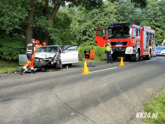 Wypadek na drodze wojewódzkiej w Bierawie. Kierowca audi wjechał w tył ciągnika