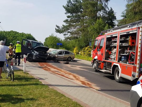 Wypadek na drodze wojewódzkiej w Kłodnicy. Osobówka zderzyła się z busem