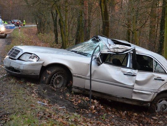 Wypadek na drodze z Kłodnicy do Januszkowic. Młoda kobieta zabrana do szpitala. ZDJĘCIA