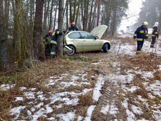 Wypadek na drodze ze Sławięcic do Ujazdu. Poszkodowana kobieta zabrana do szpitala. ZDJĘCIA