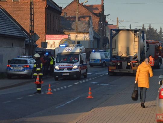 Wypadek na głównej drodze w Reńskiej Wsi. Ciężarówka potrąciła kobietę. ZDJĘCIA