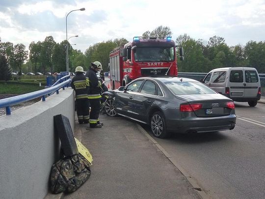 Wypadek na moście w Koźlu. Audi staranowało barierki i zawisło nad rzeką