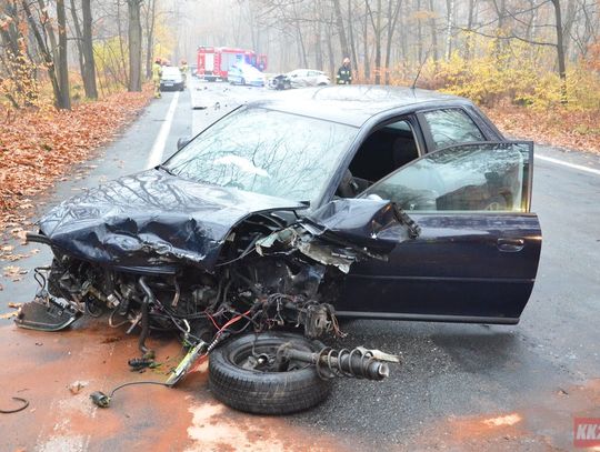 Wypadek na Mostowej. Po zderzeniu dwóch osobówek jeden z pojazdów uderzył w rowerzystkę. ZDJĘCIA