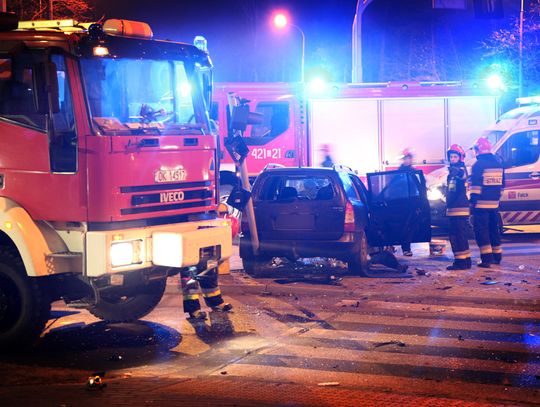 Wypadek na skrzyżowaniu alei Jana Pawła II z obwodnicą. Zderzyły się dwie osobówki