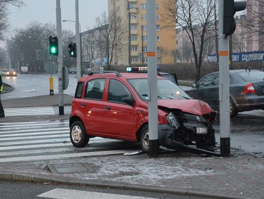 Wypadek na skrzyżowaniu alei Lisa z aleją Jana Pawła II. Zderzyły się dwie osobówki. ZDJĘCIA