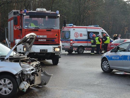 Wypadek na skrzyżowaniu ulicy Wojska Polskiego z aleją Lisa. Jedna osoba poszkodowana. ZDJĘCIA