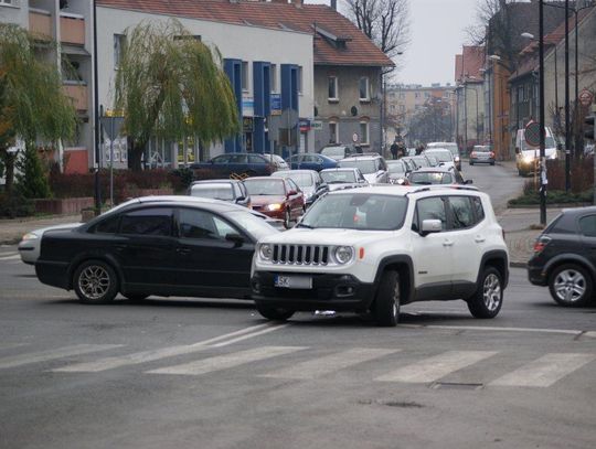 Wypadek na skrzyżowaniu w centrum miasta. Volkswagen uderzył w jeepa. ZDJĘCIA