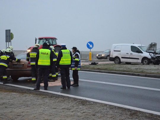 Wypadek na skrzyżowaniu w Reńskiej Wsi. Kobieta zabrana do szpitala. ZDJĘCIA