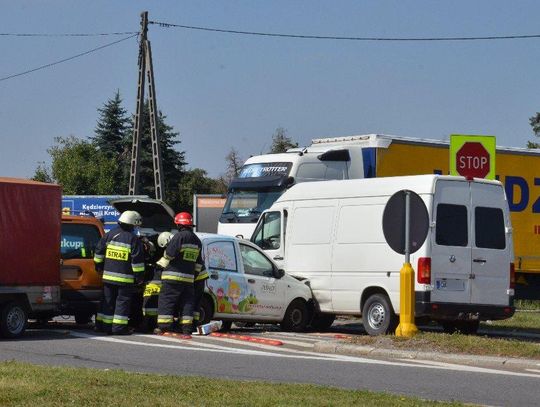 Wypadek na skrzyżowaniu w Reńskiej Wsi. Trzy osoby poszkodowane. ZDJĘCIA