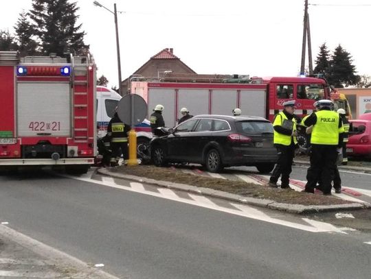 Wypadek na skrzyżowaniu w Reńskiej Wsi. Zderzyły się dwa samochody osobowe. ZDJĘCIA