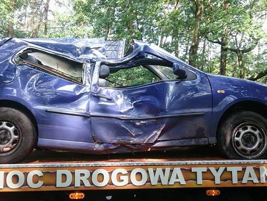 Wypadek na trasie do Cisowej. Volkswagen wypadł z drogi i uderzył w drzewo. ZDJĘCIA