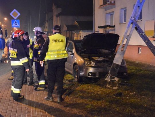 Wypadek na ulicy Chrobrego. Auto wjechało w słup, który przechylił się na blok. ZDJĘCIA