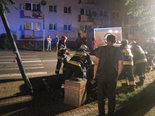 Wypadek na ulicy Chrobrego. Foodtruck zahaczył o drzewo i ściął latarnię. ZDJĘCIA