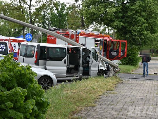 Wypadek na ulicy Mostowej. Bus z trzema osobami uderzył w latarnię