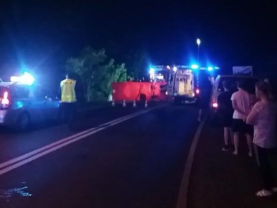 Wypadek na ulicy Przyjaźni. Młoda kobieta zjechała z drogi, lądując w rowie. Pogotowie zabrało ją do szpitala