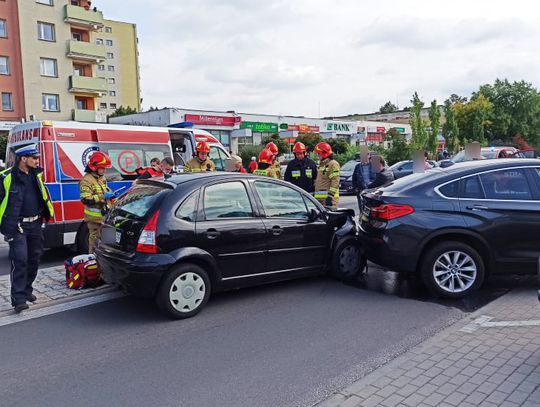 Wypadek na ulicy Wojska Polskiego. Droga zablokowana, na miejscu wszystkie służby