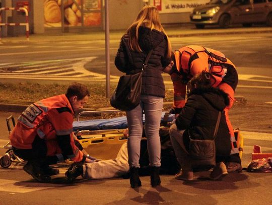 Wypadek na ulicy Wojska Polskiego. Samochód potrącił mężczyznę przechodzącego na pasach. ZDJĘCIA