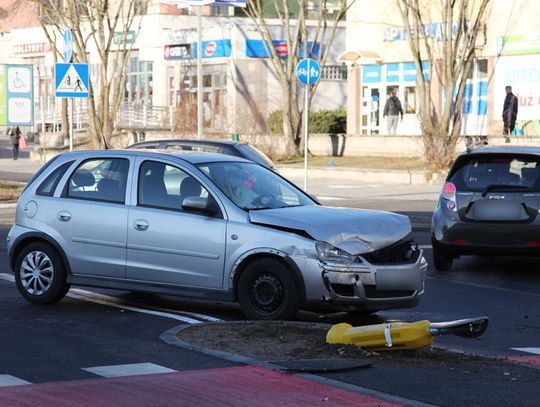 Wypadek na ulicy Wojska Polskiego. Zderzyły się dwa auta osobowe