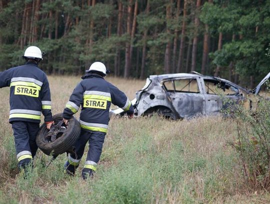 Wypadek na wylotówce z Kłodnicy. Opel Astra dachował i stanął w ogniu. ZDJĘCIA