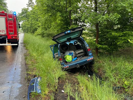 Wypadek osobówki z ciężarówką w Lesie Kłodnickim. Droga nieprzejezdna