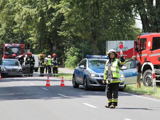 Wypadek podczas wyprzedzania. Fiat czołowo zderzył się z mercedesem. ZDJĘCIA