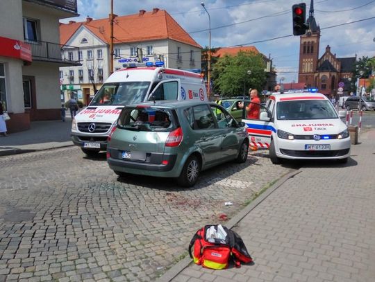 Wypadek w centrum Kędzierzyna. Ranny rowerzysta zabrany do szpitala. ZDJĘCIA