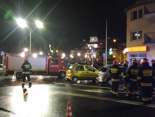 Wypadek w centrum Kędzierzyna. Trzy osoby trafiły do szpitala. ZDJĘCIA