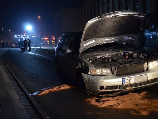 Wypadek w centrum miasta. Kierowca audi ściął latarnię na al. Jana Pawła II i zgubił koło. ZDJĘCIA