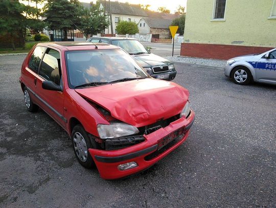 Wypadek w Poborszowie. Peugeot wjechał w tył skody, jedna osoba została ranna